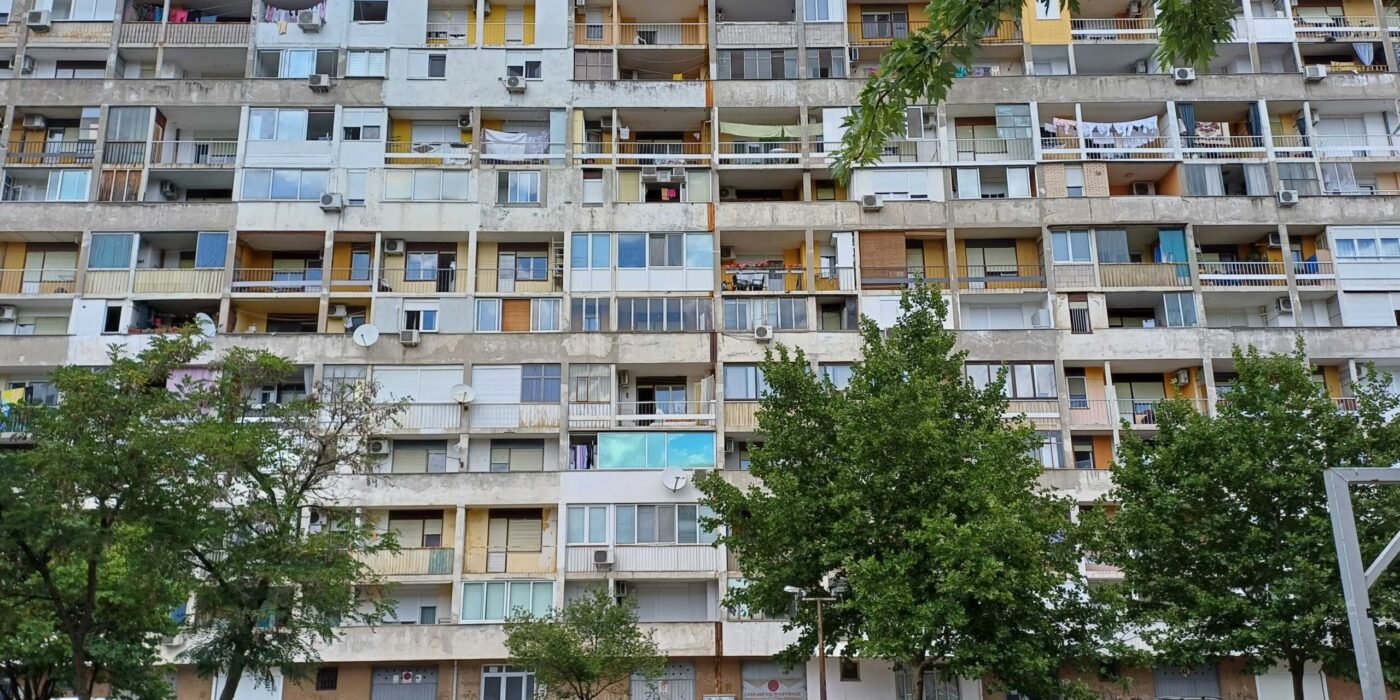 klime na stambenoj zgradi