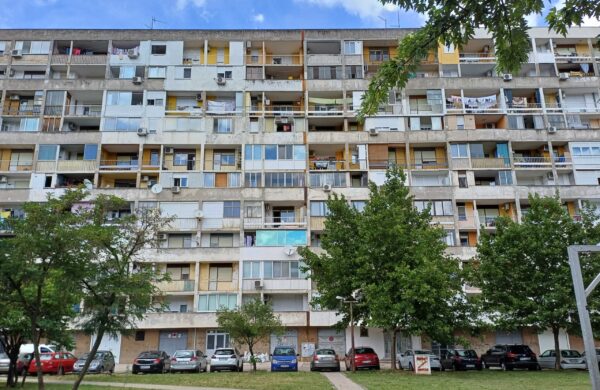 klime na stambenoj zgradi